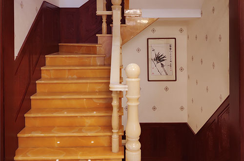 左云中式别墅室内汉白玉石楼梯的定制安装装饰效果